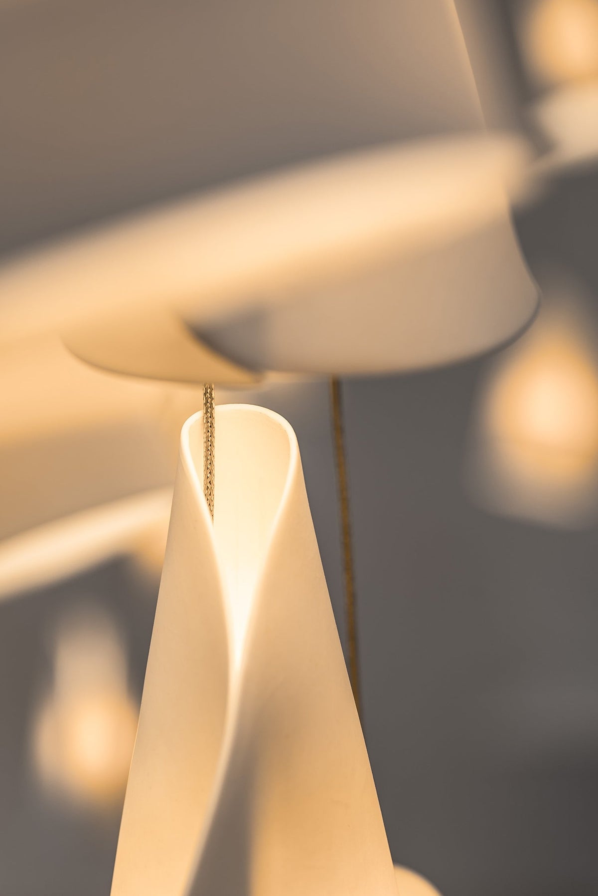 21-thin-porcelain-pendant-lamp