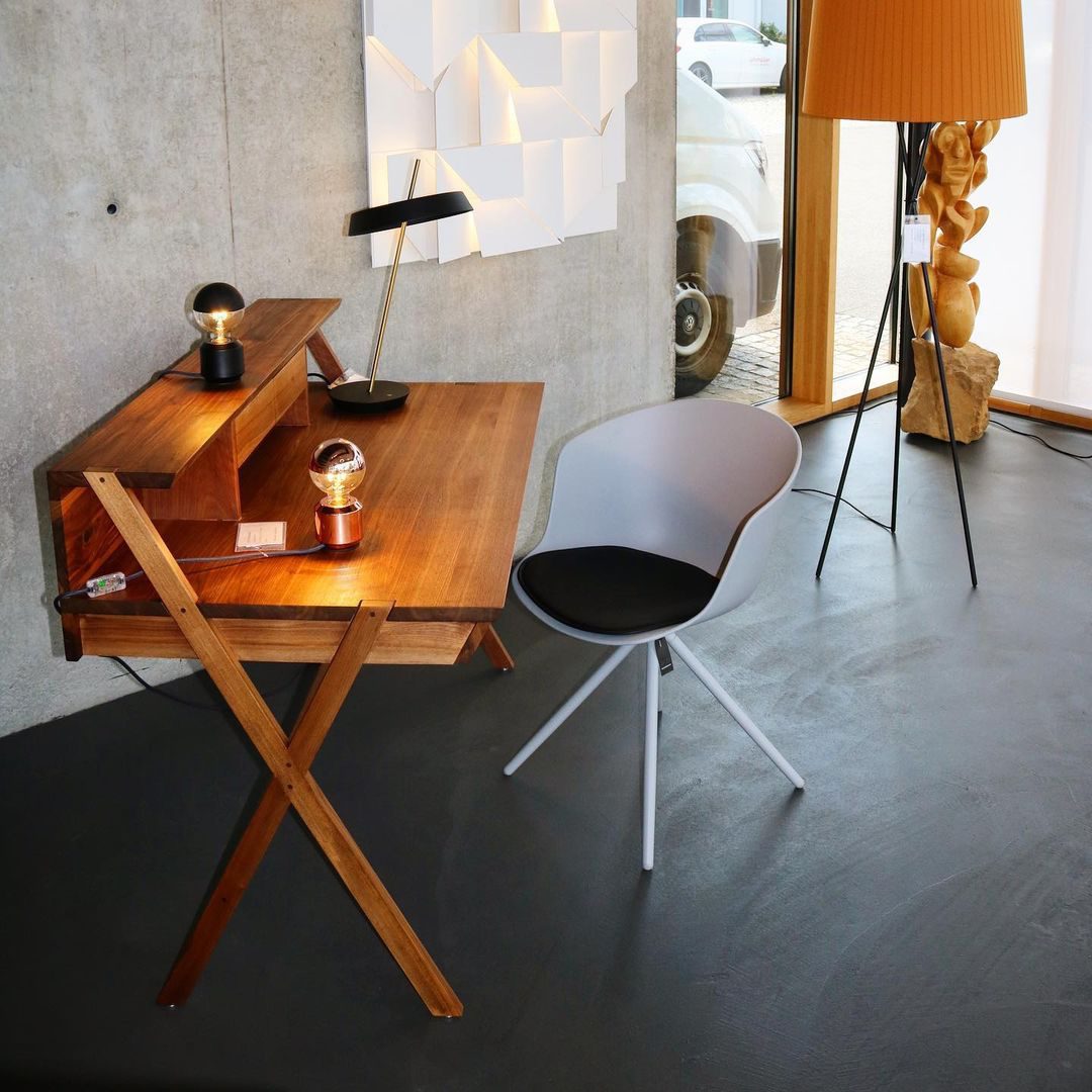 Round Base Desk Light by