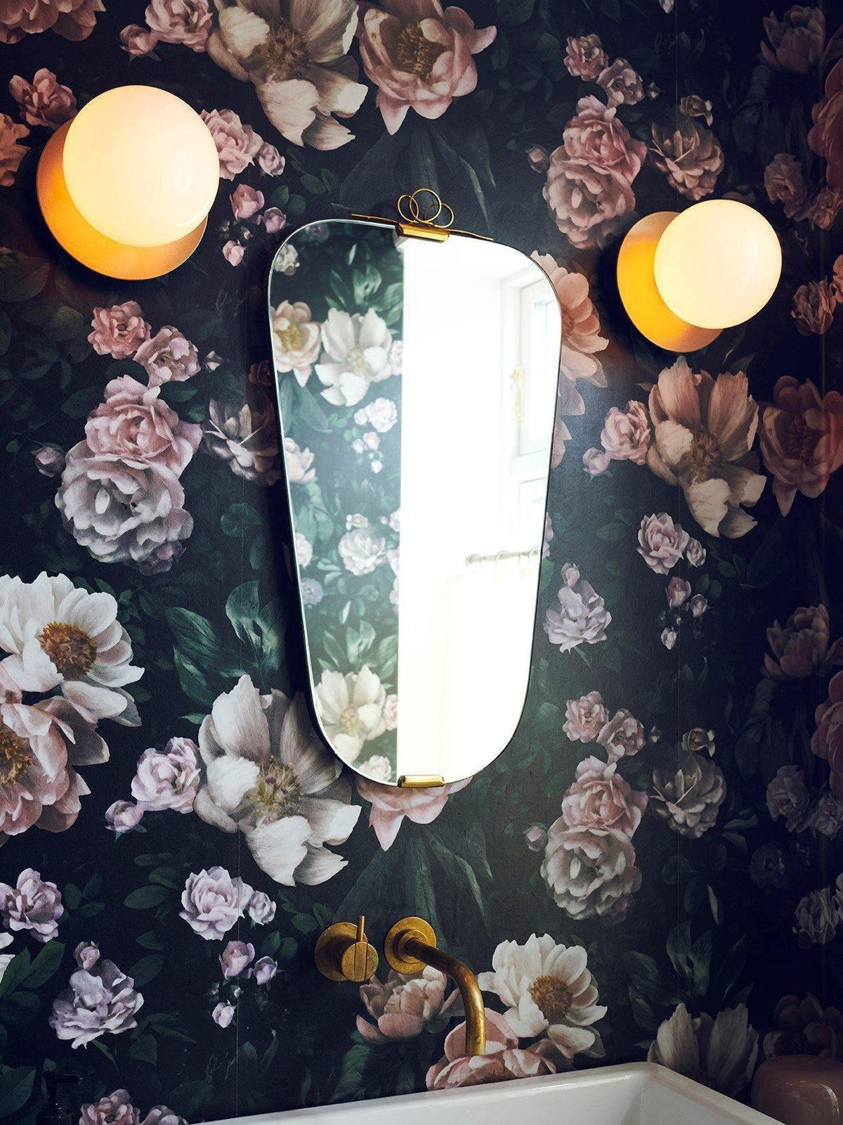 liila-wall-lamp