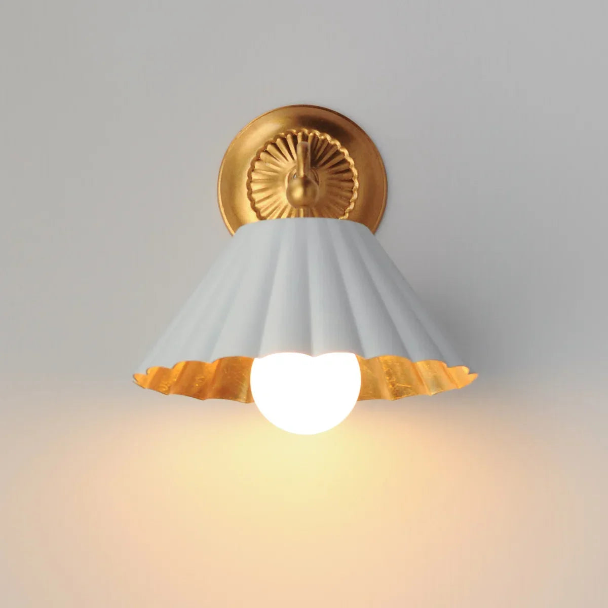 vesta-farmhouse-gold-leaf-scallop-wall-sconce